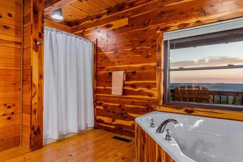 Lodge at OZK Ranch- Incredible mountaintop cabin with hot tub and views