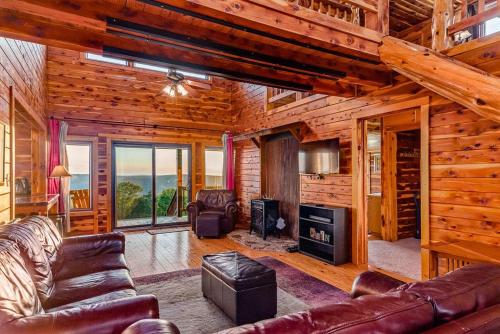 Lodge at OZK Ranch- Incredible mountaintop cabin with hot tub and views