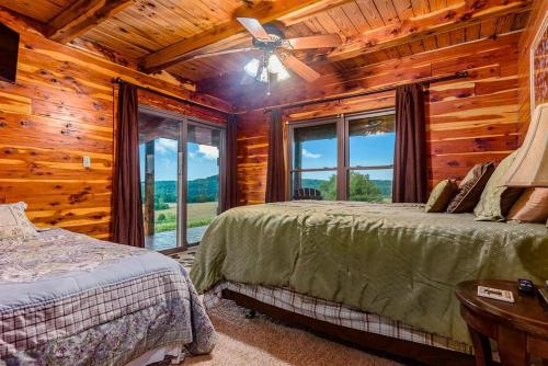 Lodge at OZK Ranch- Incredible mountaintop cabin with hot tub and views