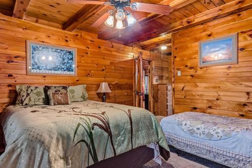 Lodge at OZK Ranch- Incredible mountaintop cabin with hot tub and views