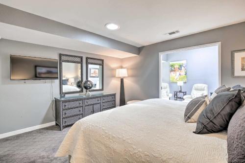 Contemporary Palm Desert Condo with Courtyard! - image 8