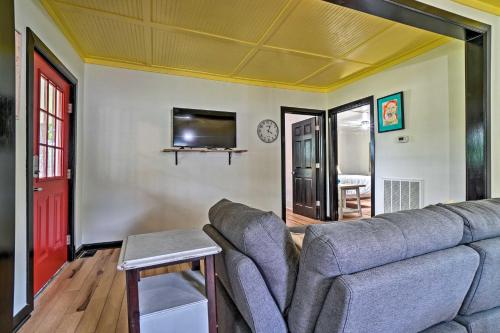 Cozy Farmhouse 7 Mi to Falls and State Parks! - main image