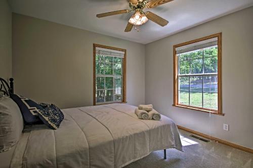 Spacious Rogers House with Beaver Lake Access! - image 10