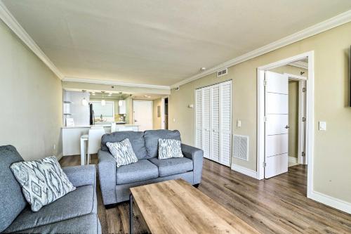 Waterfront Condo Resort Pool, Tennis and Beach in Hudson, USA