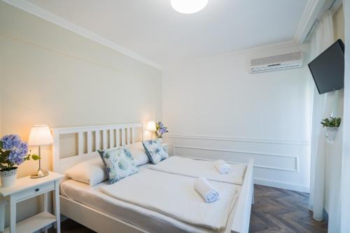 2 bedrooms, 3 beds