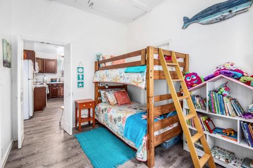 Ocean Blue - Charming Home 6 Blocks from the Beach - image 14