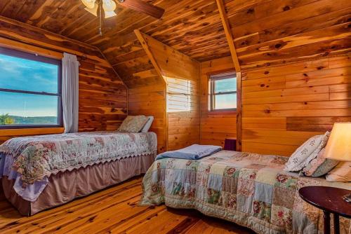 Lodge at OZK Ranch- Incredible mountaintop cabin with hot tub and views