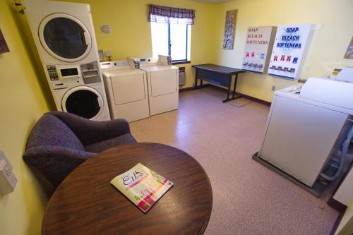 Super 8 by Wyndham Elko - image 8