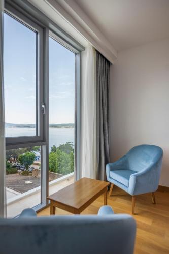 Superior Double or Twin Room with Sea Side image 4
