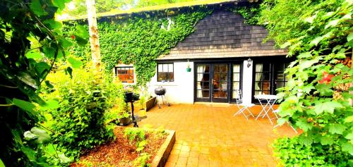 Charming Victorian Coach House 4