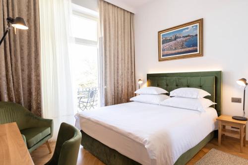 Deluxe Double Room with Balcony and Sea View image 10