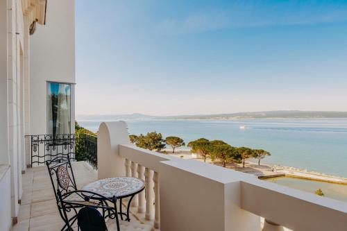 Deluxe Double Room with Balcony and Sea View image 4