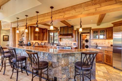 Fox Paw Lodge Luxury Ski In Out Chalet with Peak 8 Views - image 7