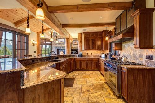 Fox Paw Lodge Luxury Ski In Out Chalet with Peak 8 Views - image 10