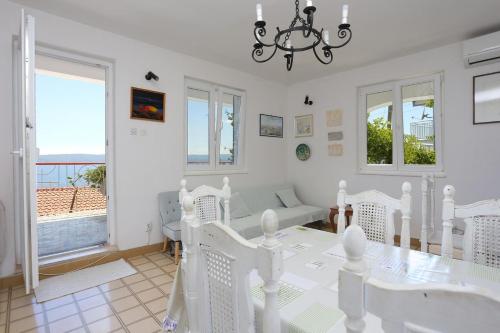 Apartments by the sea Pisak, Omis - 1006