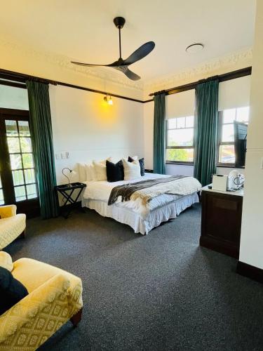 1 queen bed, 1 twin bed