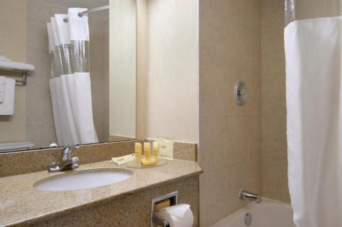 Days Inn by Wyndham London Room Type - King Room - Non-Smoking