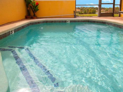 Private Screened Splash Pool Overlooking Tranquil Lake Right Beside Disney World by Florida Dream Homes - main image