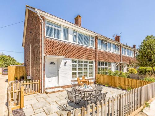 Pass the Keys 3 bedroom Cottage in the heart of beautiful Bosham