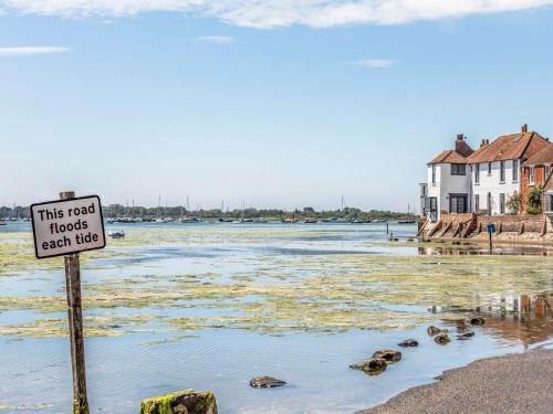 Pass the Keys 3 bedroom Cottage in the heart of beautiful Bosham