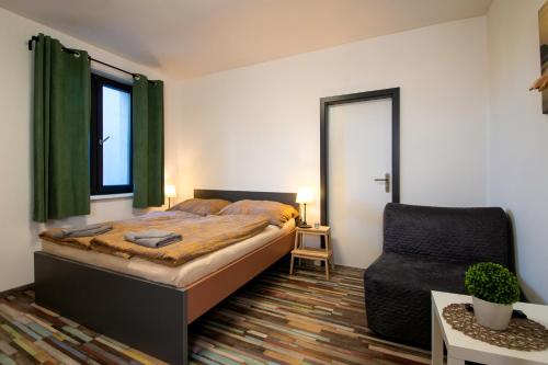1 queen bed, 1 sofa bed