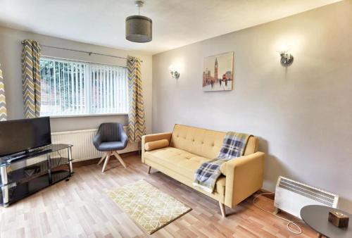 5 bedroomed house available for guests and contractors Wifi Parking gîte à louer Greasley