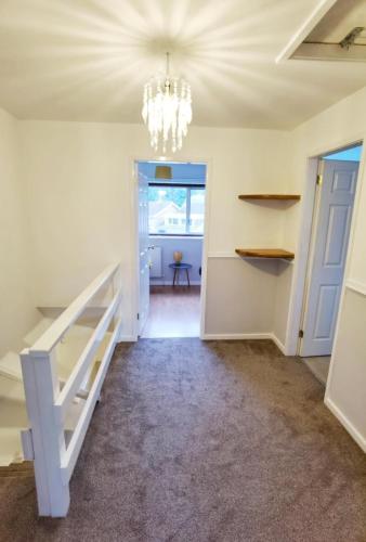 5 bedroomed house available for guests and contractors Wifi Parking