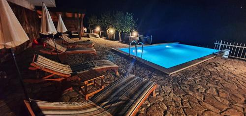  Aurora-heated pool with salt water in Zagvozd