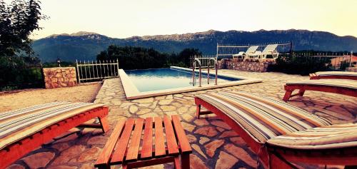  Aurora-heated pool with salt water in Zagvozd