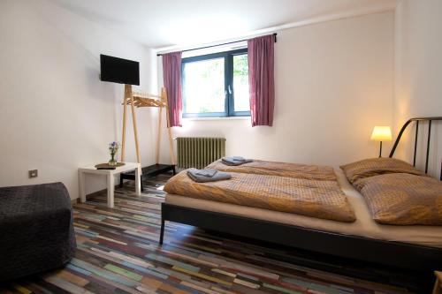 1 queen bed, 1 sofa bed