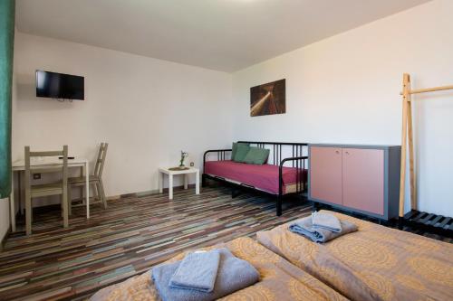 1 queen bed, 1 sofa bed