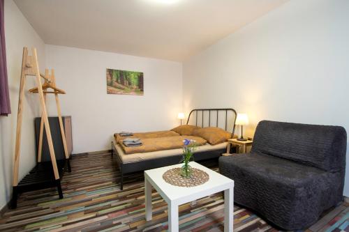 1 queen bed, 1 sofa bed