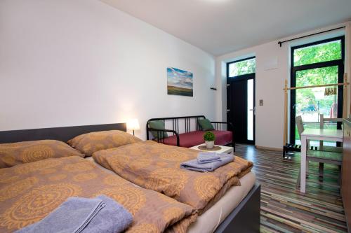 1 queen bed, 1 sofa bed