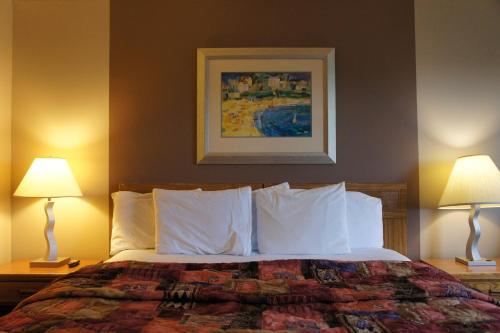 大堂, Coratel Inn and Suites Maple Grove in 梅波格羅夫