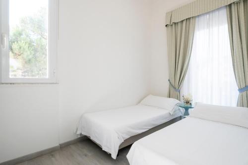 4 twin beds