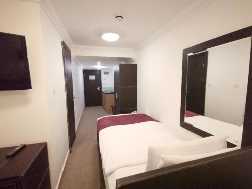 The Royale Chulan Hyde Park Hotel - image 4