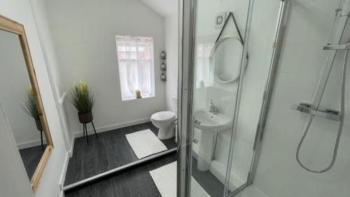 Contractor Accommodation Birmingham Large 6BR Free Parking, Birmingham (photo 5)