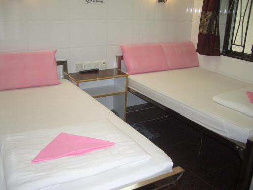 Maple Leaf Guest House Room Type - Twin Room