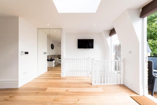 Luxury Flat with sw balcony in Fulham Broadway - image 2