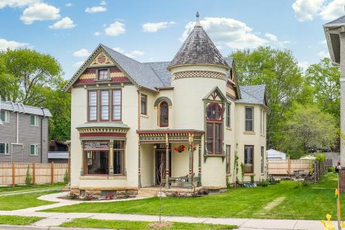 . Moulin Rouge House Bed and Breakfast
