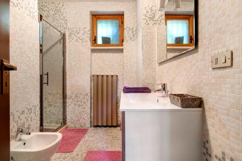 Bathroom, Villa Sonia per 8 persone in San Zeno Di Montagna