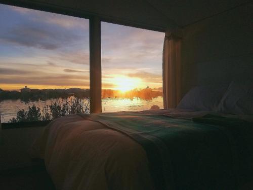 Habitacion vista Amanecer, los Uros