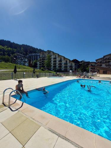 Chalet Côté Cœur La Tania with Outdoor Hot Tub and 7 Ensuite Rooms - image 4