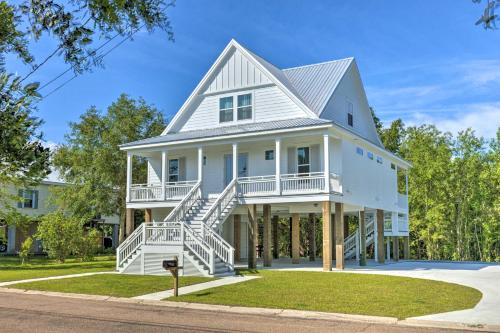 Coastal Waveland House half Block to Pub Beach