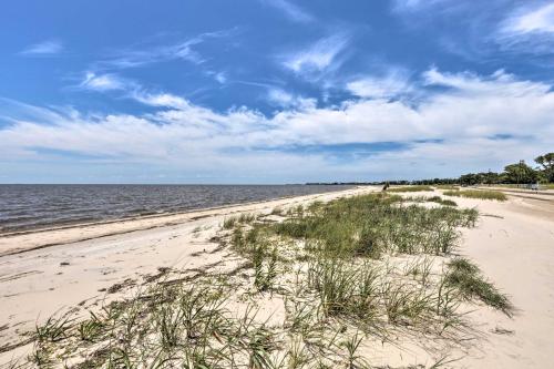 Coastal Waveland House half Block to Pub Beach