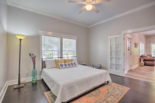 Modern and Bright Bungalow - 2 Blocks to Beach! - image 6