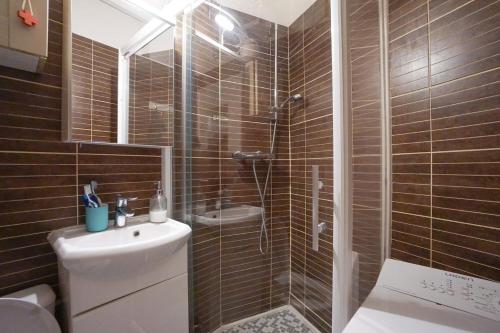 Beautiful Apartment In The Heart Of Paris - image 9