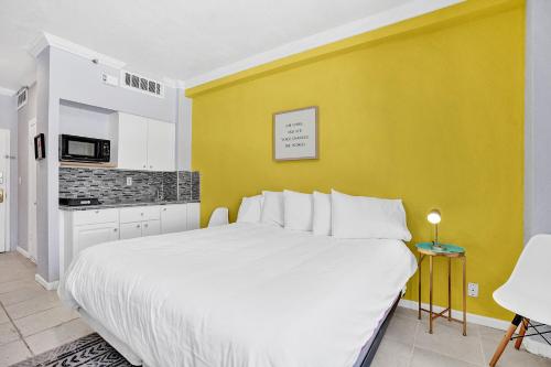Beach Front room at Hollywood Beach Resort, direct beach access, Swimming Pool