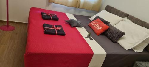 2 bedrooms, 4 beds