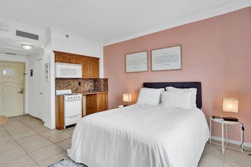 Beach Front suite at Hollywood Beach Resort, direct beach access, Swimming Pool